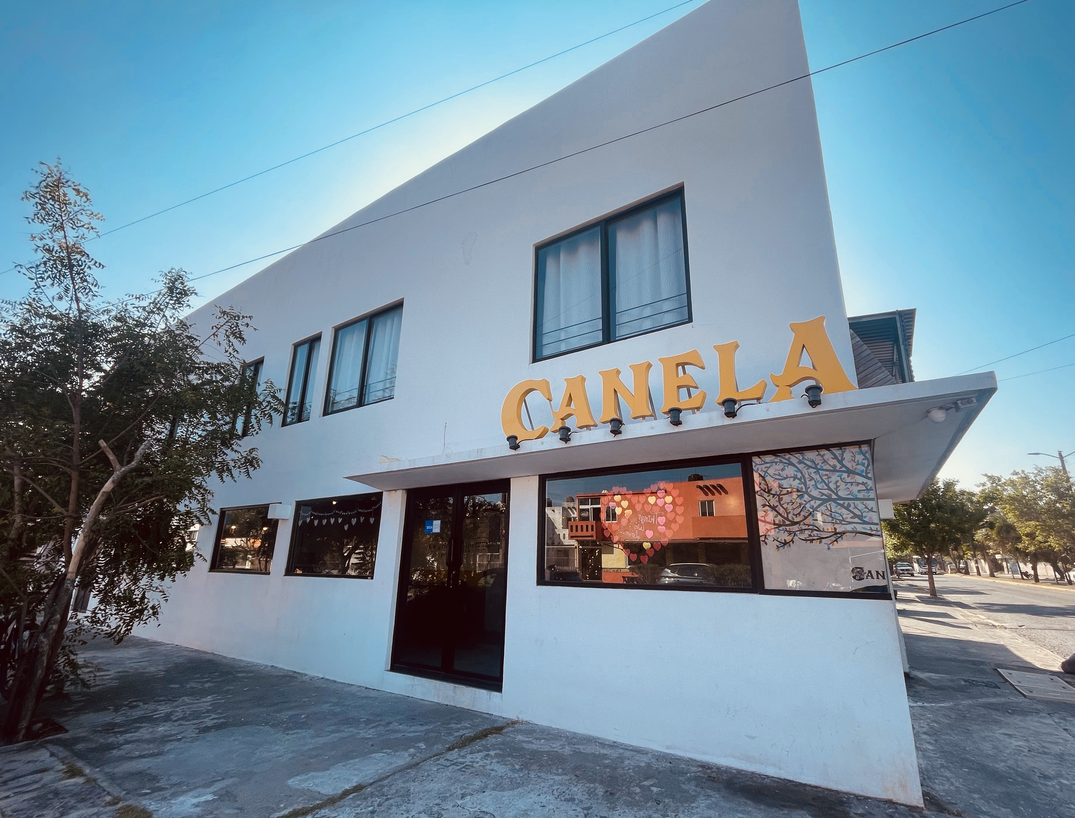 Vista exterior de Canela Café durante el día